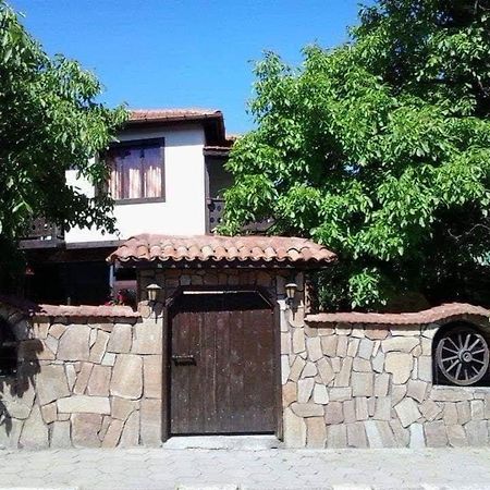 Семеен хотел НАЦИОНАЛ Минерални-Бани Экстерьер фото