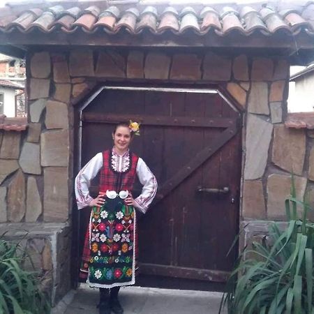 Семеен хотел НАЦИОНАЛ Минерални-Бани Экстерьер фото